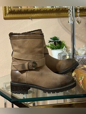 Ross & Snow Taupe Distressed Leather with Fur Buckle Moto Ankle Boots Size 8